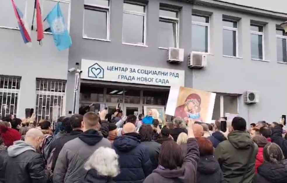 DRAMA NA PROTESTU U NOVOM SADU! „GDE SU DECA, VRATITE IH MAJCI!“ – građani traže poštovanje odluke suda  