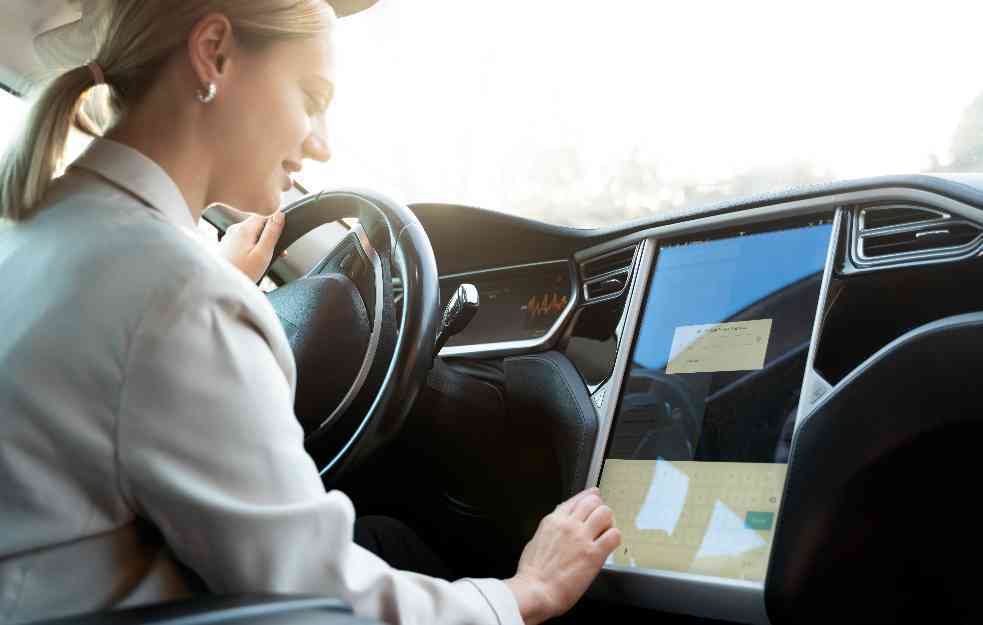 Veliki ekrani u automobilima odlaze u prošlost?