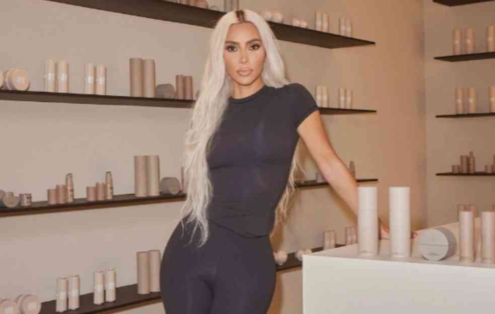 KIM K. POZIRALA S GOLIM GRUDIMA, FANOVI JE URNIŠU: 