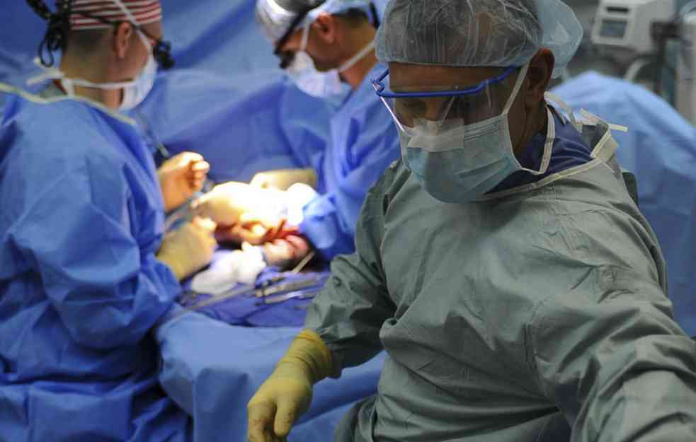 Prvi put u svetu: Kineski lekari transplantirali svinjsku jetru čoveku