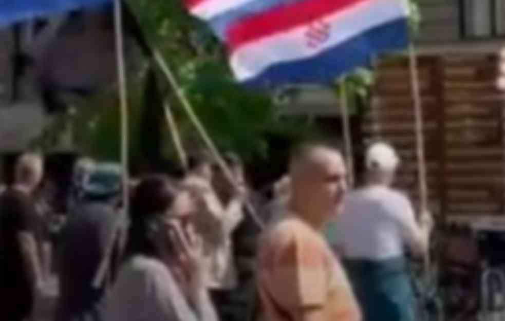 USTAŠKI PIR! HRVATI DIVLJALI PRED SRPSKOM CRKVOM U ZAGREBU: Uz ustaške zastave pevali Tompsonovu pesmu (VIDEO)