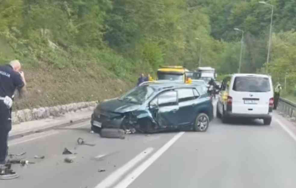 Težak udes kod Užica! DELOVI AUTOMOBILA RASUTI PO KOLOVOZU