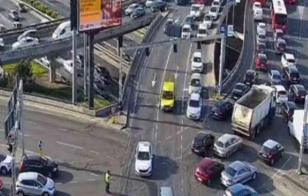 HAOS NA AUTOKOMANDI, GUŽVE I NA MOSTOVIMA: Jutarnji špic u Beogradu, saobaraćaj usporen (FOTO)