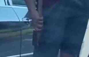 Ni više, ni manje nego SEKIROM: Svađa vozača umalo da se završi kobno (VIDEO)