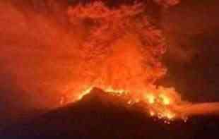 Najviši nivo upozorenja: Vulkan Ibu u Indoneziji eruptirao dva puta izbacujući usijanu lavu