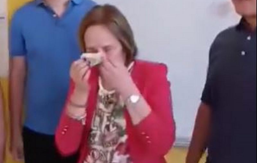 (VIDEO) Sve pršti od emocija! Nastavnicu istorije u Užicu rasplakali poslednjeg radnog dana!