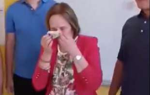(VIDEO) Sve pršti od emocija! Nastavnicu istorije u Užicu rasplakali poslednjeg radnog dana!