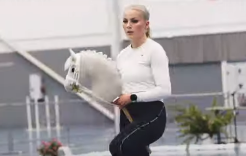 Znate li šta je „hobbyhorsing“? Devojke jašu igračke konje na štapu, a iza toga se krije mnogo više
