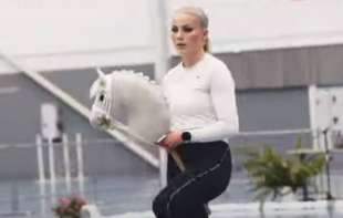 Znate li šta je „<span style='color:red;'><b>hobbyhorsing</b></span>“? Devojke jašu igračke konje na štapu, a iza toga se krije mnogo više