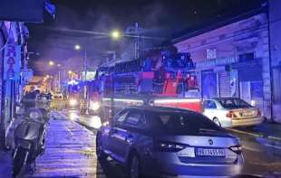 Nakon sinoćnog nevremena izbio <span style='color:red;'><b>požar u Zemunu</b></span> (VIDEO)
