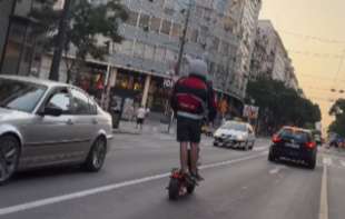 Zeka na <span style='color:red;'><b>trotinet</b></span>u: Pravio haos u saobraćaju (VIDEO)