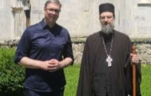SMEHOTRESNO! <span style='color:red;'><b>LEVA RUKA</b></span>, DESNI DŽEP: Vučić celivao ikonu, ali kad je trebalo da izvadi pare... (VIDEO, FOTO) 