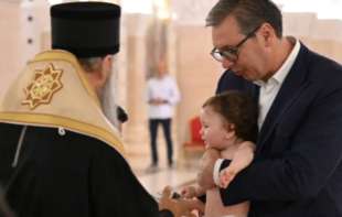 Kumstvo u našem narodu mnogo je više od običaja i tradicije...: Vučić krstio malog dečaka