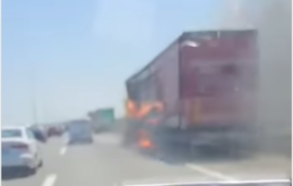 ZAPALIO SE KAMION NA AUTO-PUTU U BEOGRADU: Gusti dim se širi svuda (VIDEO)