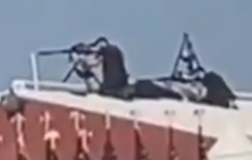 SNIMAK ATENTATA NA TRAMPA IZ DRUGOG UGLA: Snajperista Tajne službe puca na atentatora, narod u panici (VIDEO)