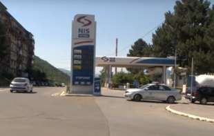 JOŠ JEDAN NAČIN DA SE TERORIŠU SRBI: Zatvorene <span style='color:red;'><b>benzinske pumpe</b></span> na severu Kosova i Metohije (VIDEO, FOTO)