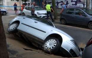 KAKAV PEH: Auto propao kroz asfalt na Vračaru (FOTO)