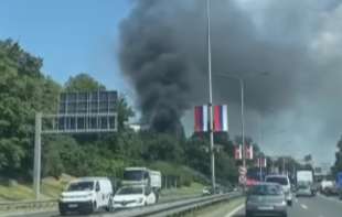 POŽAR KOD VETERINARSKOG FAKULTETA: <span style='color:red;'><b>Gust dim</b></span> se vidi sa auto-puta (FOTO, VIDEO)