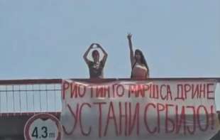USTANI, SRBIJO! Mladi Beograđani transparentom poslali poruku protiv rudnika, vozači trubili u znak podrške!