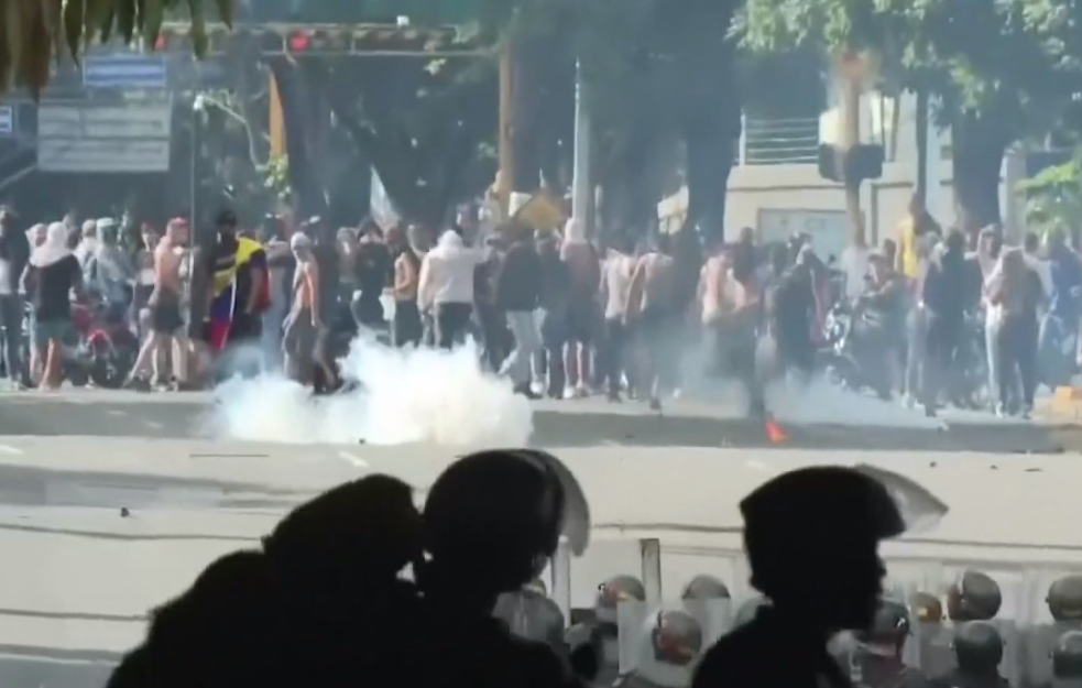 RAT U VENECUELI: Puca se na sve strane, veliki sukobi dan posle izbora (FOTO)