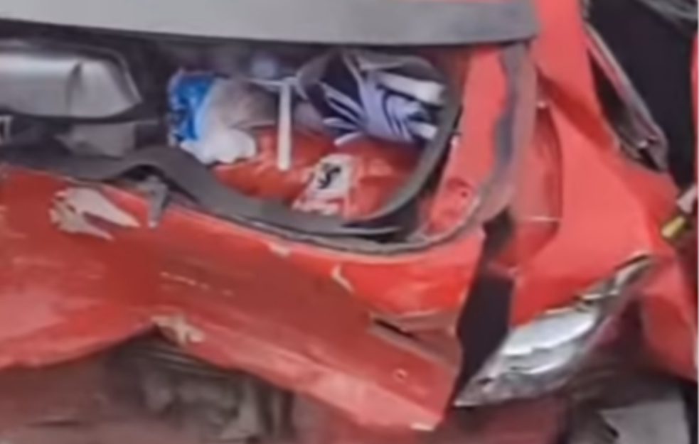 Automobili zgužvani posle udesa kod Pojata! Više osoba povređeno (VIDEO)