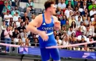SMEHOTRESNO! <span style='color:red;'><b>PENIS</b></span> GA SPREČIO DA UZME MEDALJU: Ovako još niko nikad nije srušio LETVU u skoku s motkom (VIDEO)