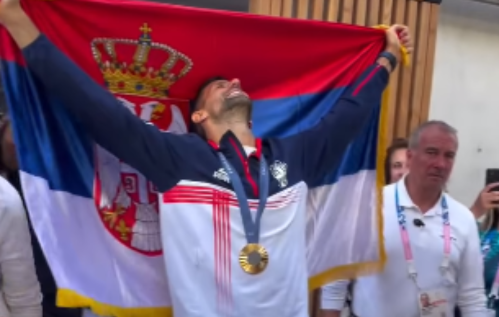 ORIO SE SRPSKI HIT U PARIZU: Đoković i Vlahović u zagrljaju (VIDEO)