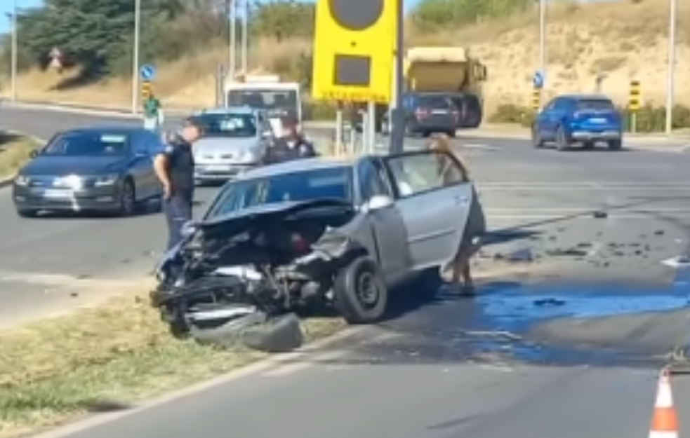 Težak udes kod Novog Sada: Automobil smrvljen skroz