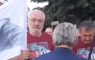 Napadnut <span style='color:red;'><b>Branimir Nestorović</b></span>: Vređali ga, psovali i gurali na protestu u Obrenovcu