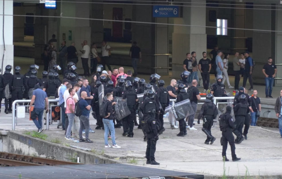 POLICIJA IZBACILA GRAĐANE SA PROKOPA: Poslati su kordoni, kao da su najgori teroristi! (VIDEO, FOTO)