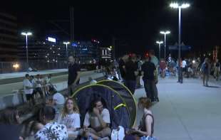 UHAPŠENO TROJE AKTIVISTA NA PROKOPU: Građani koji protestuju protiv kopanja litijuma okupljaju se u Pionirskom parku (VIDEO, FOTO)