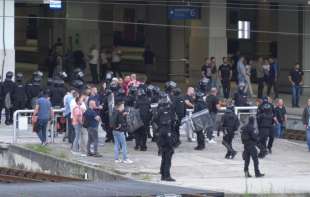 POLICIJA IZBACILA GRAĐANE SA PROKOPA: Poslati su kordoni, kao da su najgori teroristi! (VIDEO, FOTO)