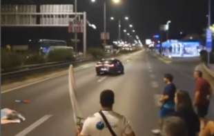 <span style='color:red;'><b>Uhapšen vozač</b></span> koji se tokom protestne šetnje na Gazeli sukobio s više osoba