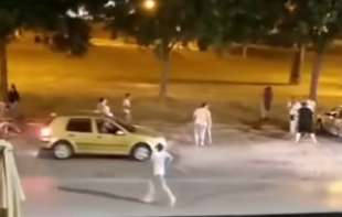 <span style='color:red;'><b>Tuča u centru grada</b></span>: Mlatili se letvama, pucali, a kao šlag na tortu neko se automobilom zaleteo u masu (VIDEO)