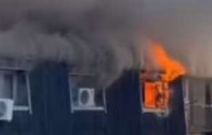 VELIKI POŽAR NA KARABURMI: Gori krov <span style='color:red;'><b>stambene zgrade</b></span> (VIDEO, FOTO)