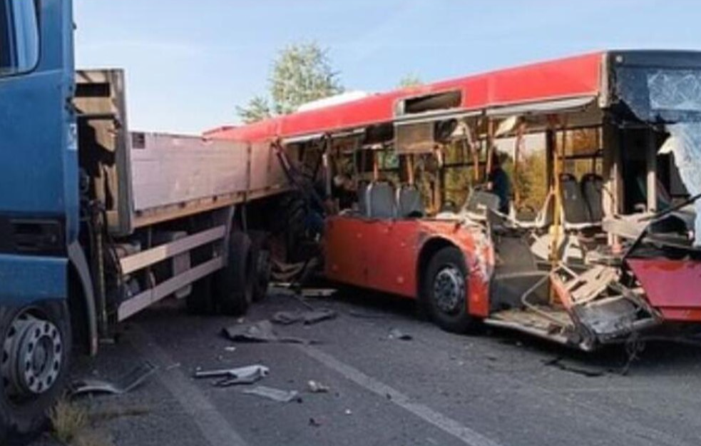 STRAVIČAN UDES U UMKI: Jedan mrtav, pet teško povređenih na reanimaciji (FOTO)