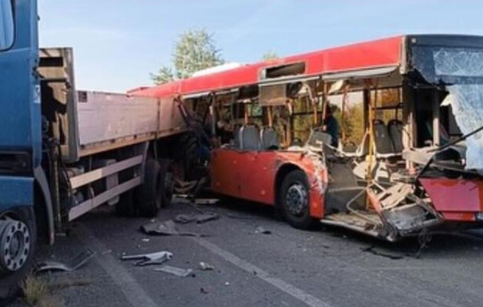 UHAPŠEN VOZAČ AUTOBUSA ZBOG UDESA KOD UMKE: Jedan čovek poginuo, 18 povređenih u stravičnoj nesreći (FOTO)