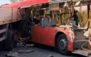 NOVI DETALJI STRAVIČNOG SUDARA U UMKI: <span style='color:red;'><b>Prikolica</b></span> kamiona probila autobus, jedna osoba stradala, mnogo povređenih! (FOTO)