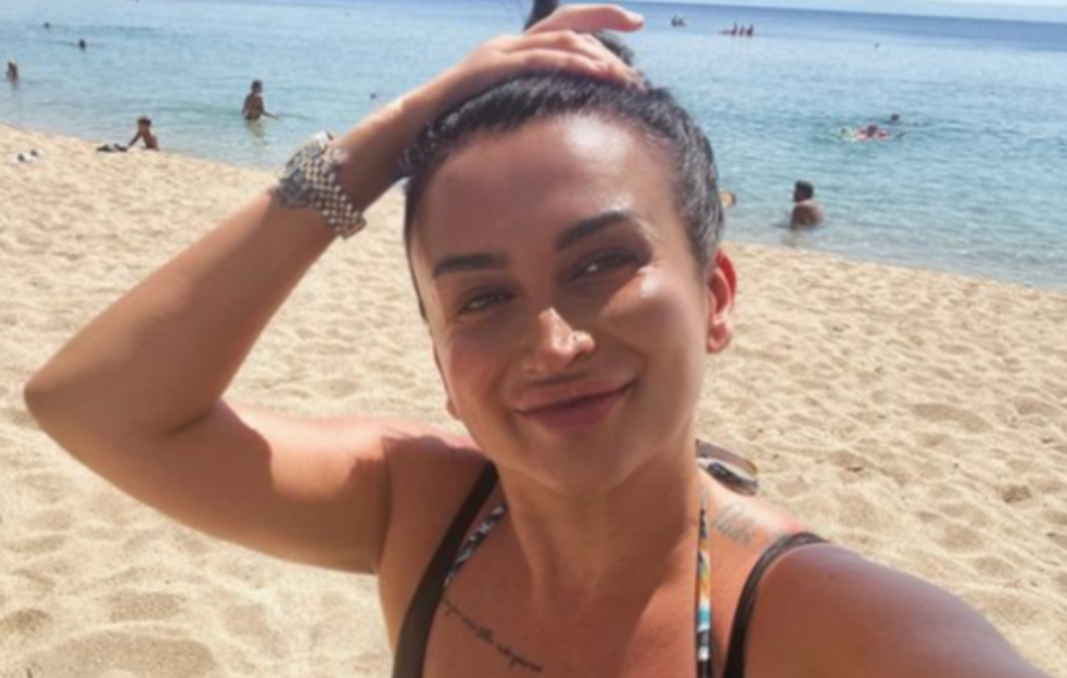 Andreana Čekić pokazala nove grudi: Pevačica se uslikala nakon operacije, a komplimenti samo pljušte: „Divna si“ (FOTO)