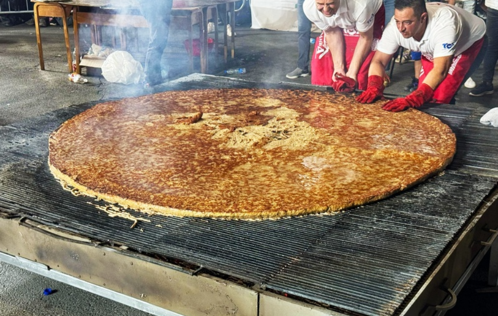 Gotova je! Ovo je najveća pljeskavica na leskovačkoj Roštiljijadi!