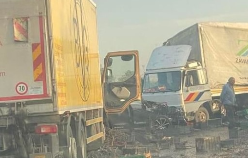 PAKAO NA AUTO-PUTU! LANČANI SUDAR KOD BATOČINE: Auto smrskan između dva kamiona, kolona duga više od 10 kilometara (FOTO)