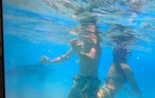 (VIDEO) Uznemirujuće! <span style='color:red;'><b>Ajkula</b></span> pored plaže Elafonisi na Kritu! Srpski turisti bili u vodi
