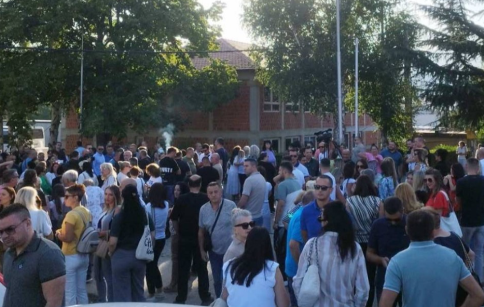 TEROR PRIŠTINE: Protest radnika ispred opštine Kosovska Mitrovica, traže da im se omogući vraćanje na radna mesta (VIDEO)