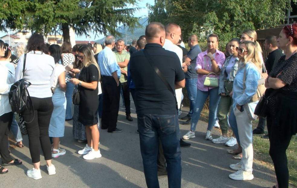 PROTEST SRBA: Radnicima opštine Kosovska Mitrovica i danas zabranjen ulazak u zgradu (VIDEO)