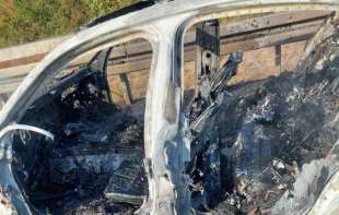 UŽAS NA AUTOPUTU MILOŠ VELIKI: Automobil potpuno izgoreo (FOTO i VIDEO)