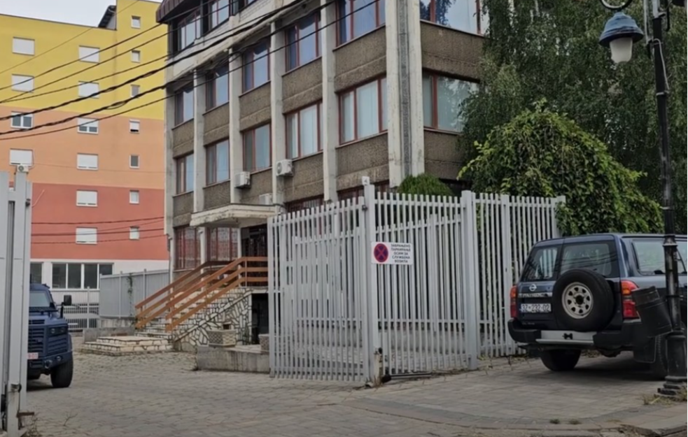 NASTAVAK AGRESIJE: Kurtijevi specijalci odneli dokumentaciju iz trezora NBS u Leposaviću (VIDEO)
