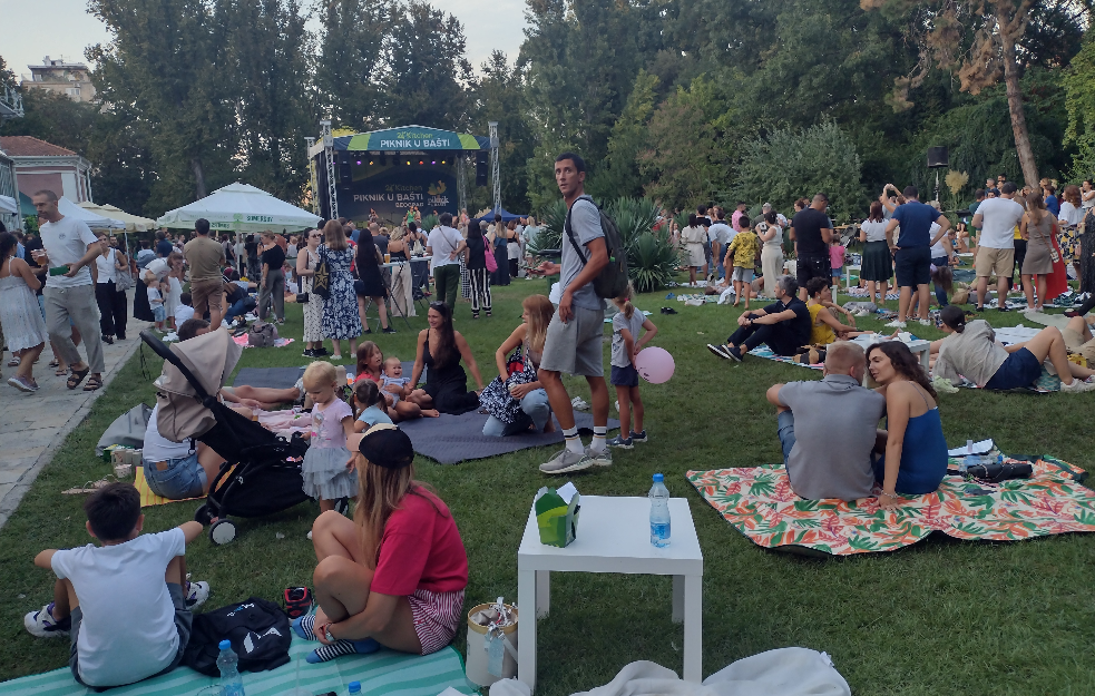 PORODIČNI PIKNIK U BOTANIČKOJ BAŠTI: Ćebence na travi, hrana, piće, koncerti, programi za decu… 