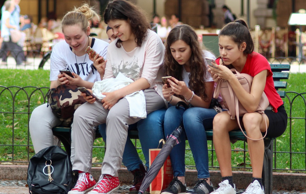 Genijalno rešenje za zabranu telefona u školama! Startap koji zarađuje milione!