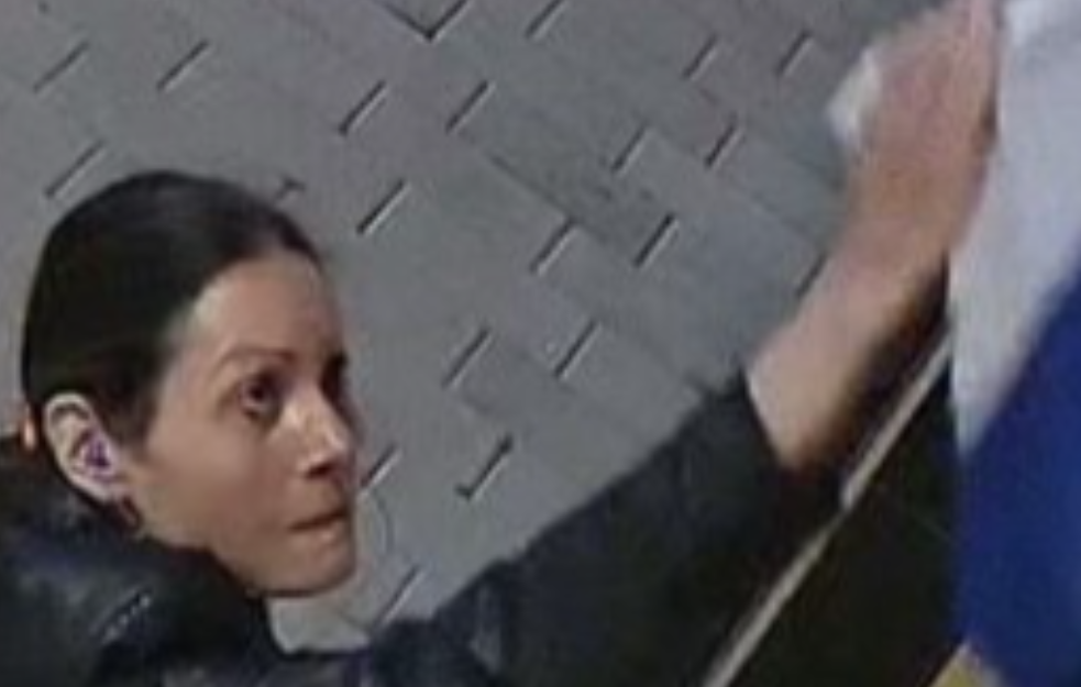 KAKAV VANDALIZAM U NOVOM SADU; Žena skinula zastavu Srbije, IZGAZILA JE, PA ZAPALILA! (VIDEO)