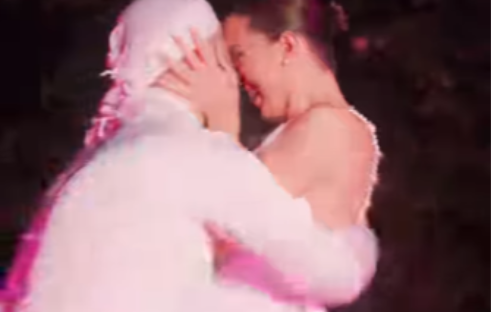Adaktar ZAKUPIO AVALSKI TORANJ kako bi svima otkrio pol bebe (VIDEO)